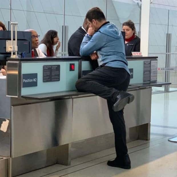 24 People Caught in Ridiculously Absurd Poses (24 photos)