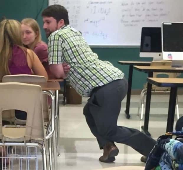 24 People Caught in Ridiculously Absurd Poses (24 photos)