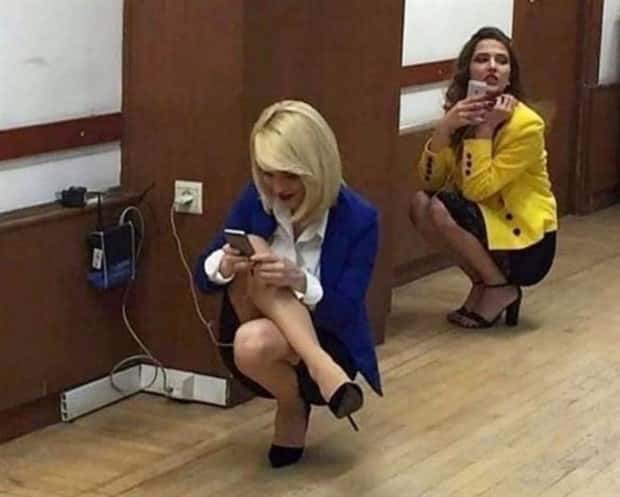 24 People Caught in Ridiculously Absurd Poses (24 photos)