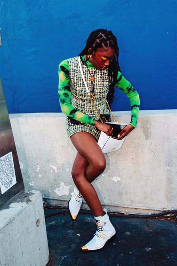 24 People Caught in Ridiculously Absurd Poses (24 photos)