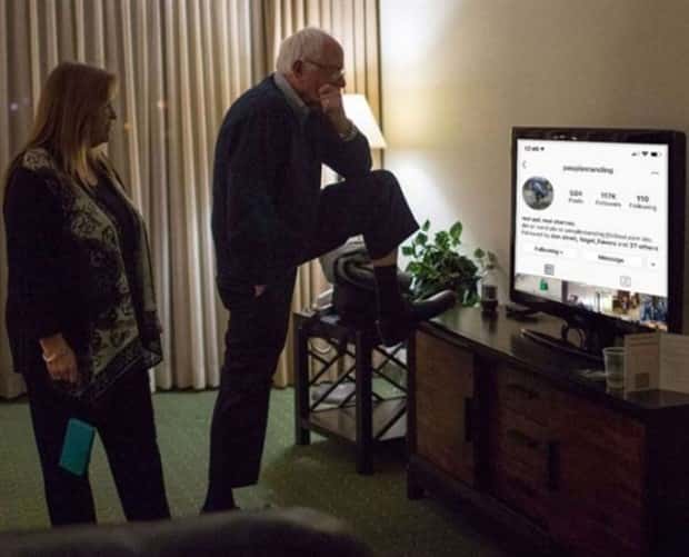 24 People Caught in Ridiculously Absurd Poses (24 photos)