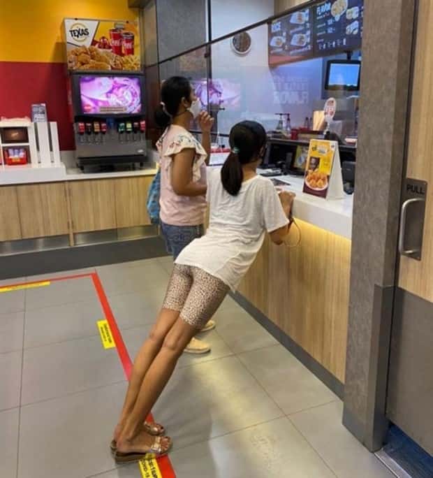 24 People Caught in Ridiculously Absurd Poses (24 photos)