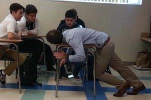 24 People Caught in Ridiculously Absurd Poses (24 photos)