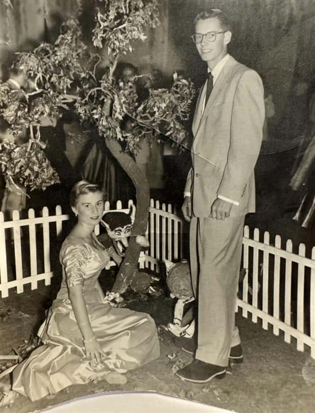 Bold Prom Photos That Aged Badly (20 photos)