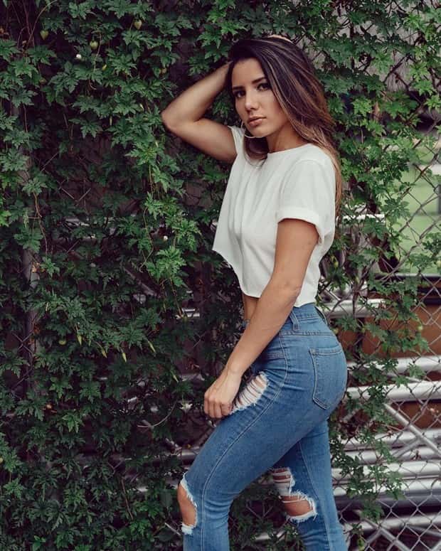 Hot Girls in White Shirts #10 (24 photos)