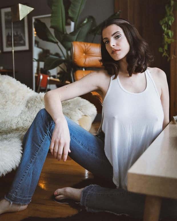 Hot Girls in White Shirts #10 (24 photos)