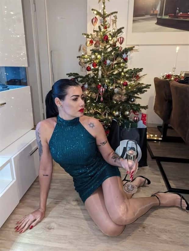 sexy red lipstick 14 Hot Girls with Red Lips #30 (22 photos)