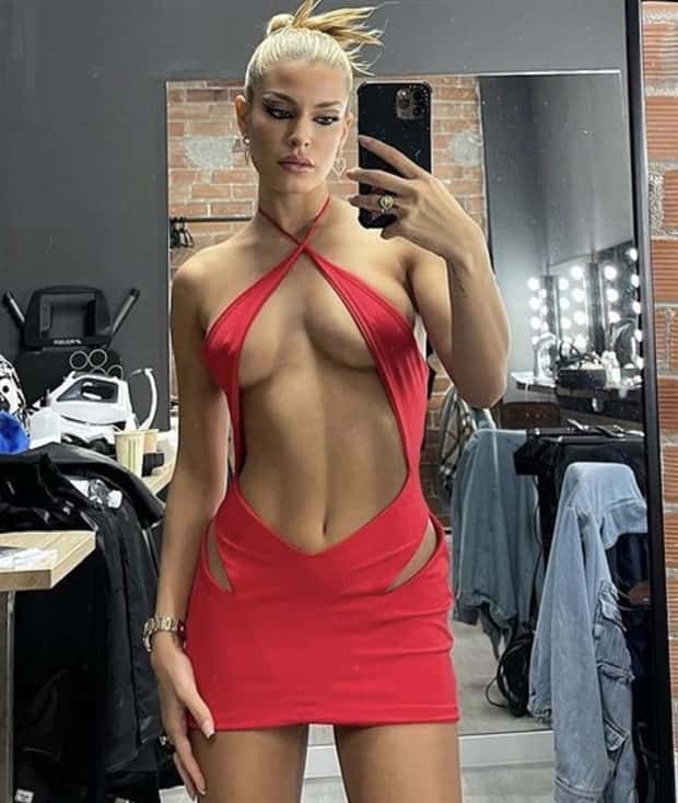 girls in red 11 Hot Girls Love Wearing Red #12 (24 photos)