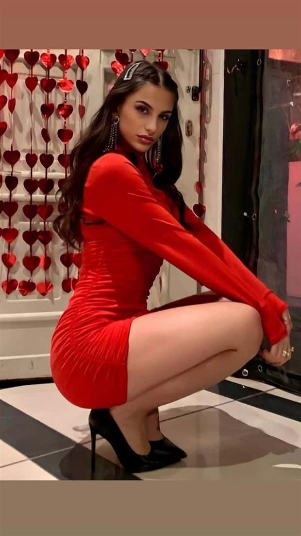 girls in red 22 Hot Girls Love Wearing Red #12 (24 photos)