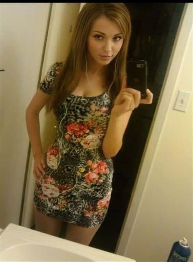 Hot Girls Taking a Selfie #11 (21 photos)