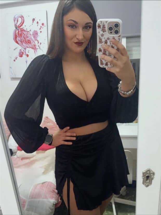 Hot Girls Taking a Selfie #11 (21 photos)