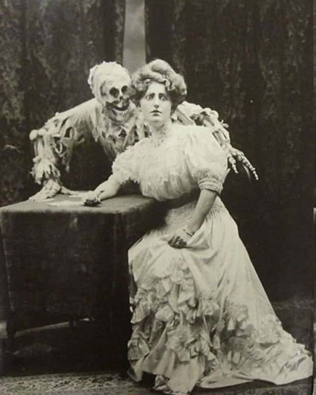 Unsettling Images Found In Hidden Attic (19 photos)