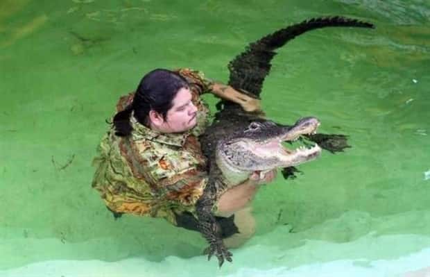 dumb people vs crocodiles 15 20 People Pushing Their Luck With Crocodiles (20 photos)