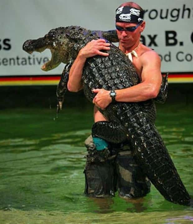 dumb people vs crocodiles 4 20 People Pushing Their Luck With Crocodiles (20 photos)