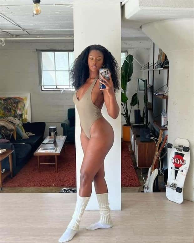 Hot Girls Taking a Selfie #12 (20 photos)