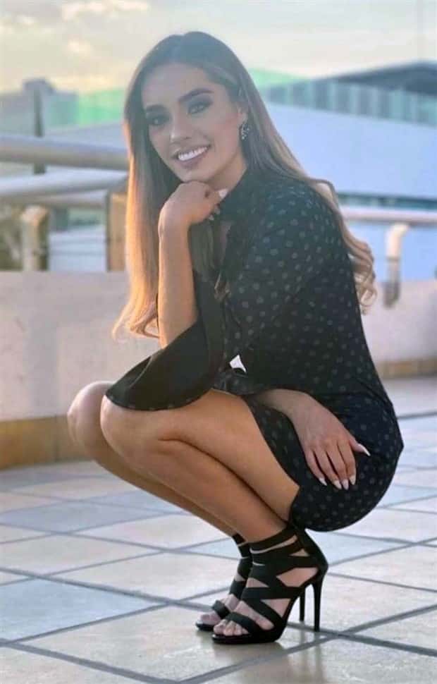Hot Girls with Disarming Smile #12 (22 photos)