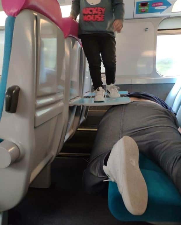 30 Awkward Encounters During Public Transit (30 photos)