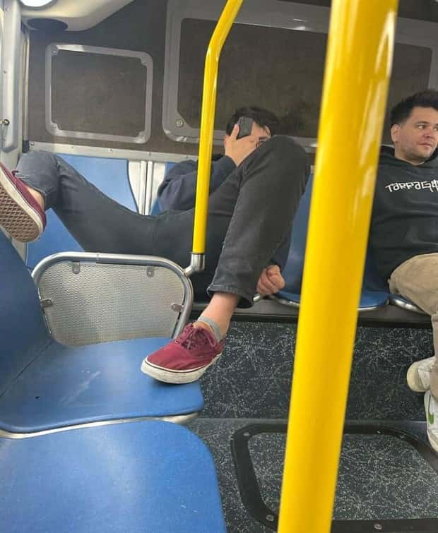30 Awkward Encounters During Public Transit (30 photos)