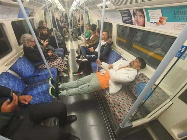 30 Awkward Encounters During Public Transit (30 photos)