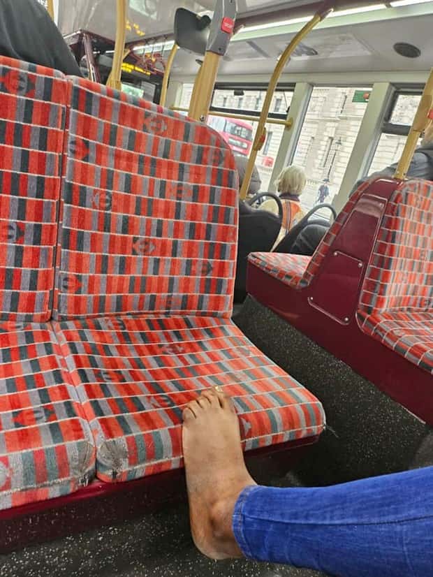 30 Awkward Encounters During Public Transit (30 photos)