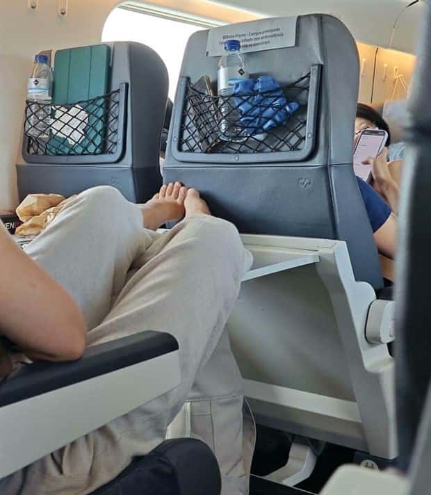 30 Awkward Encounters During Public Transit (30 photos)