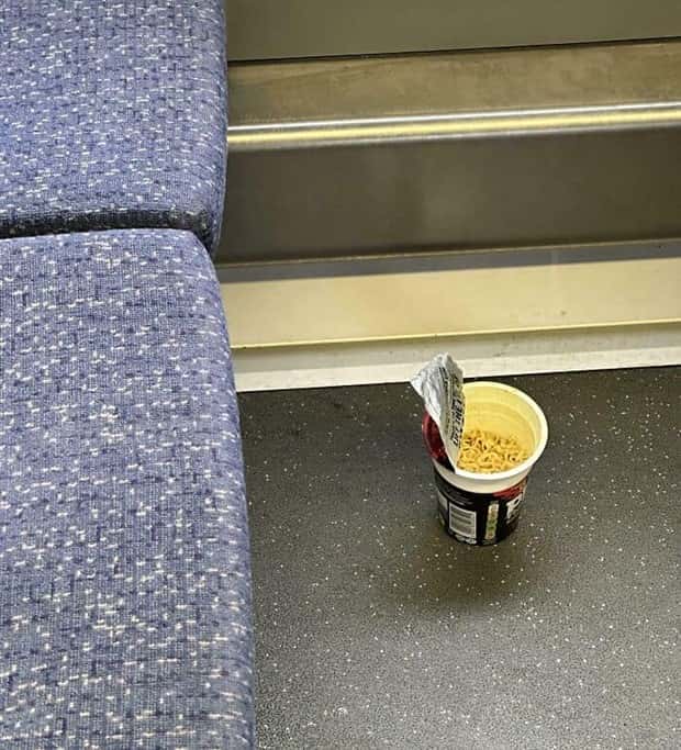 30 Awkward Encounters During Public Transit (30 photos)