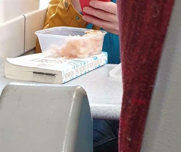 30 Awkward Encounters During Public Transit (30 photos)