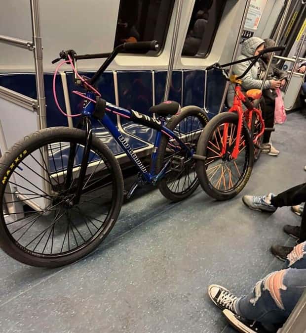30 Awkward Encounters During Public Transit (30 photos)