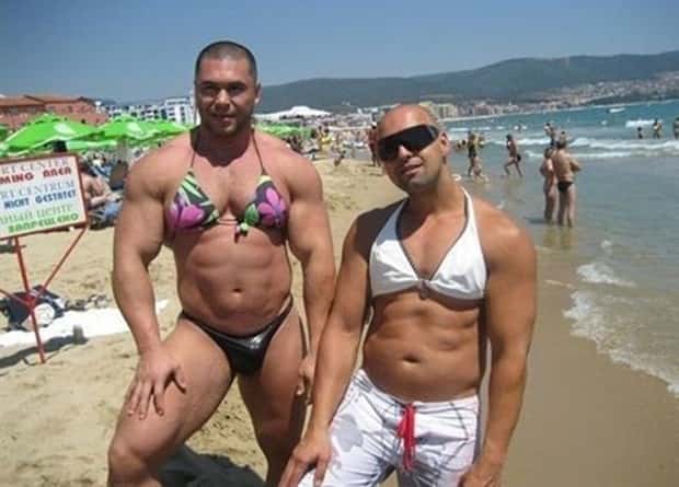 Beach Situations That Defy Explanation (27 photos)