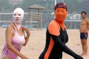 Beach Situations That Defy Explanation (27 photos)