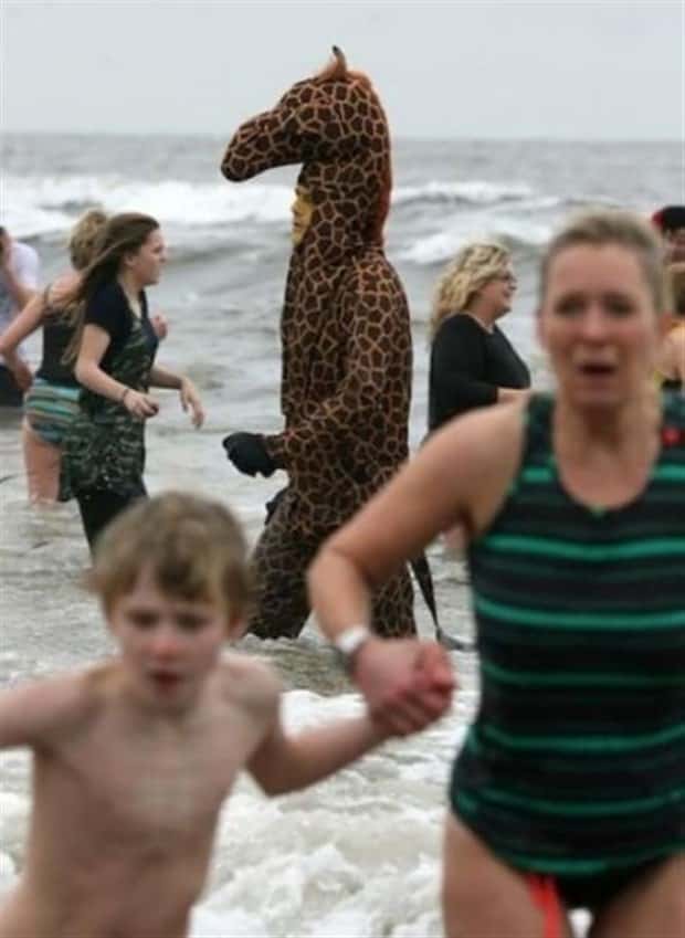 Beach Situations That Defy Explanation (27 photos)