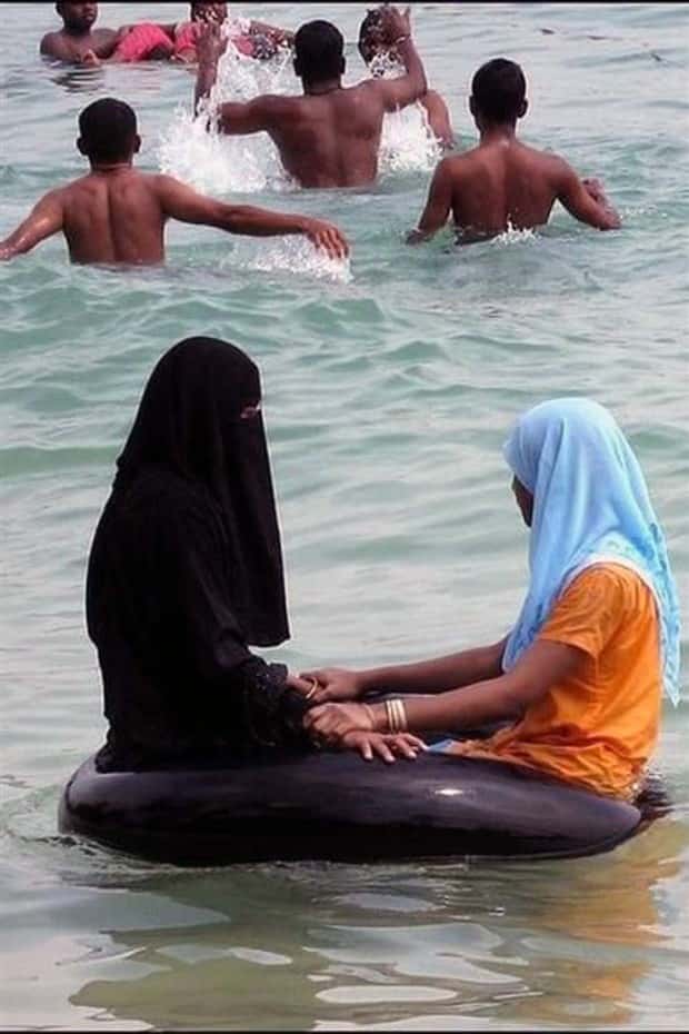 Beach Situations That Defy Explanation (27 photos)