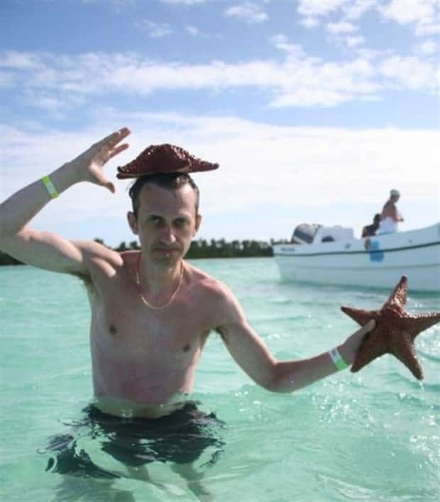 Beach Situations That Defy Explanation (27 photos)