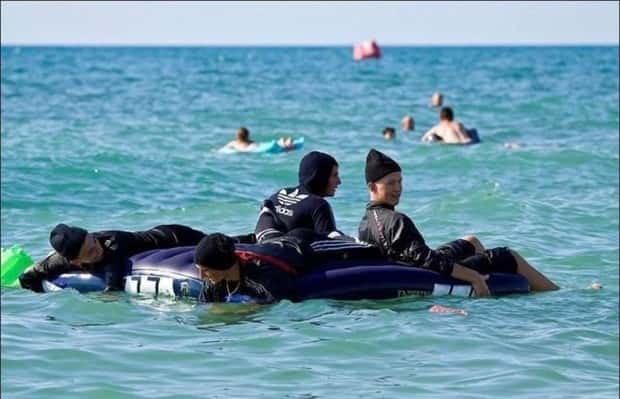 Beach Situations That Defy Explanation (27 photos)