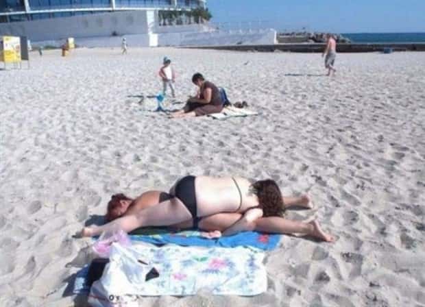 Beach Situations That Defy Explanation (27 photos)