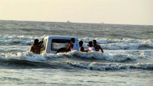 Beach Situations That Defy Explanation (27 photos)