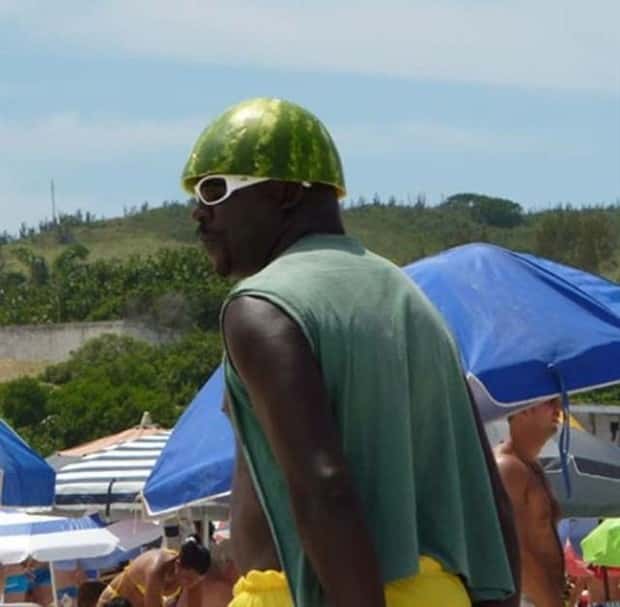 Beach Situations That Defy Explanation (27 photos)