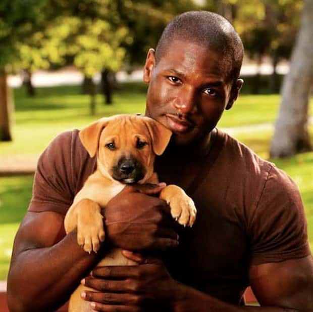 big men and small dogs 1 Big Guys Hanging Out With Small Dogs (30 photos)