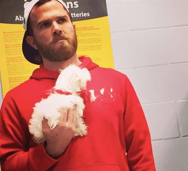 big men and small dogs 12 Big Guys Hanging Out With Small Dogs (30 photos)