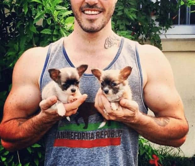 big men and small dogs 13 Big Guys Hanging Out With Small Dogs (30 photos)