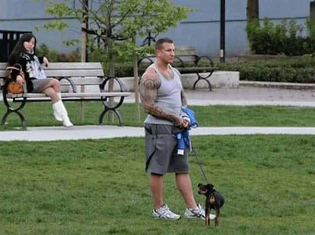 big men and small dogs 15 Big Guys Hanging Out With Small Dogs (30 photos)