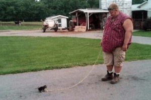 Big Guys Hanging Out With Small Dogs (30 photos)