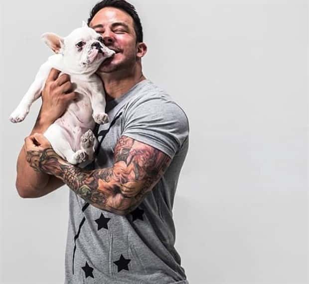 big men and small dogs 17 Big Guys Hanging Out With Small Dogs (30 photos)