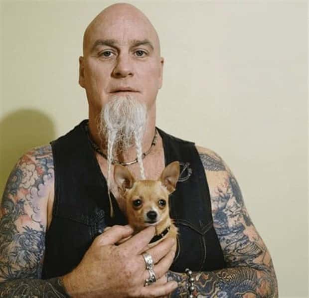 big men and small dogs 18 Big Guys Hanging Out With Small Dogs (30 photos)