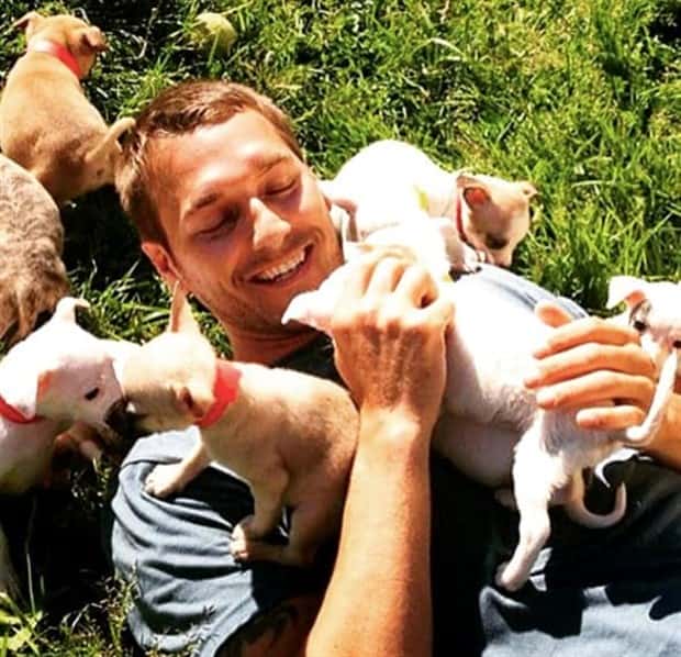 big men and small dogs 19 Big Guys Hanging Out With Small Dogs (30 photos)