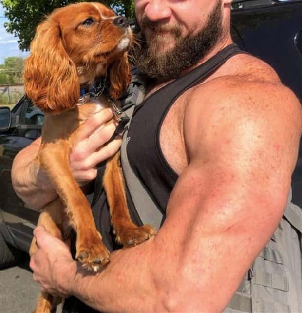 big men and small dogs 2 Big Guys Hanging Out With Small Dogs (30 photos)