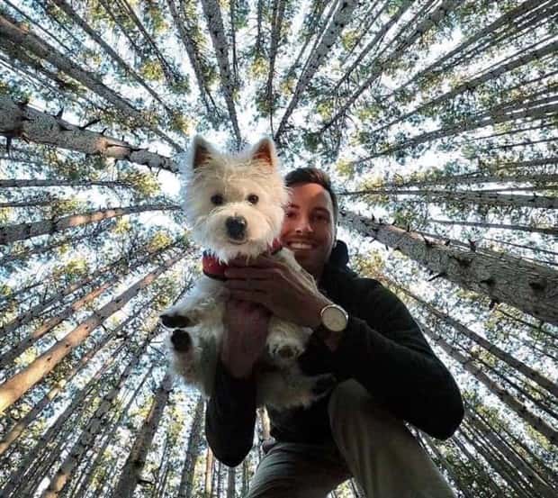 big men and small dogs 20 Big Guys Hanging Out With Small Dogs (30 photos)