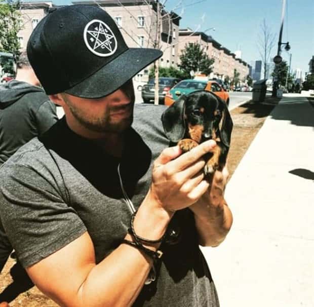 big men and small dogs 21 Big Guys Hanging Out With Small Dogs (30 photos)