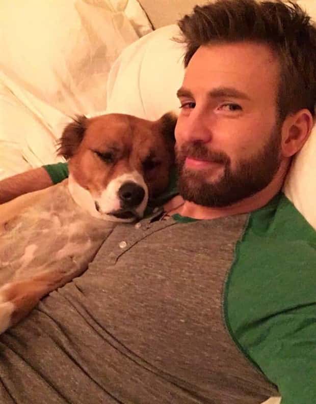 big men and small dogs 22 Big Guys Hanging Out With Small Dogs (30 photos)