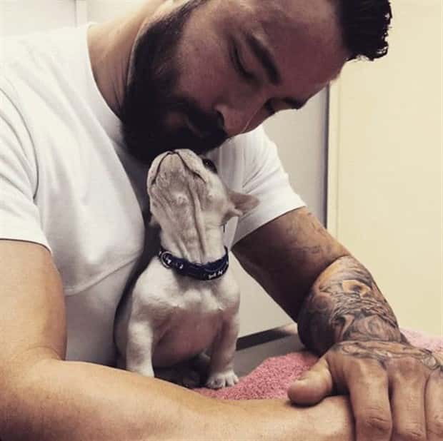big men and small dogs 23 Big Guys Hanging Out With Small Dogs (30 photos)